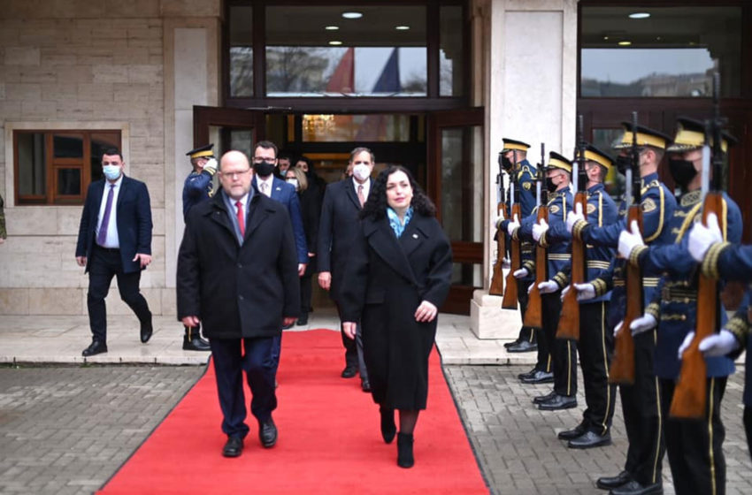  Presidentja Osmani pranoi letrat kredenciale nga ambasadori i SHBA-ve në Kosovë, Jeffrey M. Hovenier