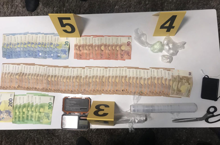  Katër persona të dyshuar po kryenin shitblerjen e kokainës, kapen në flagrancë nga Policia e Kosovës