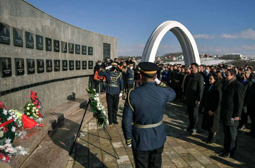  Në 23 vjetorin e Masakrës së Reçakut, kryeministri Kurti bëri homazhe në varrezat në Reçak