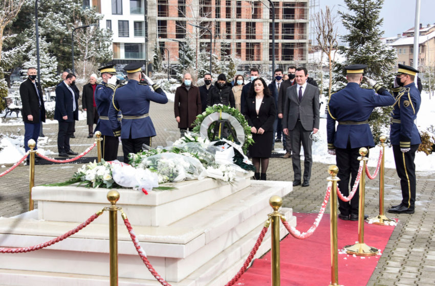  Kryeministri Kurti bën homazhe te varri i presidentit Ibrahim Rugova