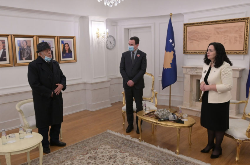  Presidentja Osmani ka dekoruar post mortem me Medaljen Presidenciale të Meritave Arben Xheladinin dhe Mon Balajn