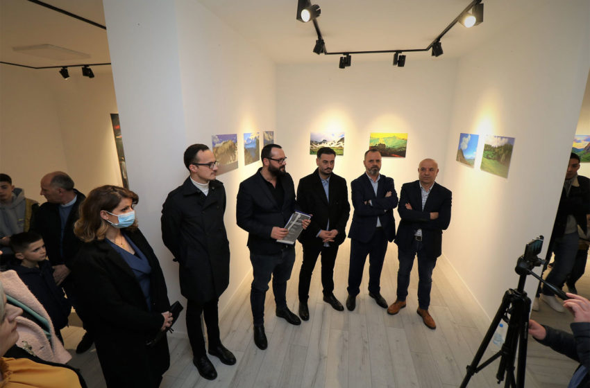  Në Gjilan hapet ekspozita kolektive “Fondi i Galerisë” nga Peneli i Flakës 2003-2022 dhe ekspozita “E Bukura Kosovë”