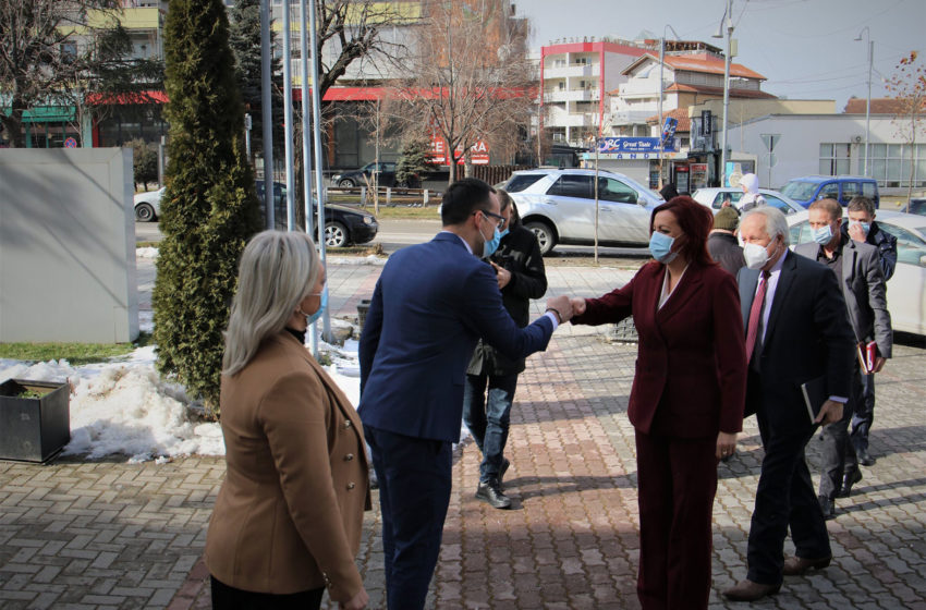  Kryetari Hyseni ka pritur në takim pune zëvendëskryeministren Rexhepi dhe ministrin Latifi për t’i informuar për gjendjen me pandemi