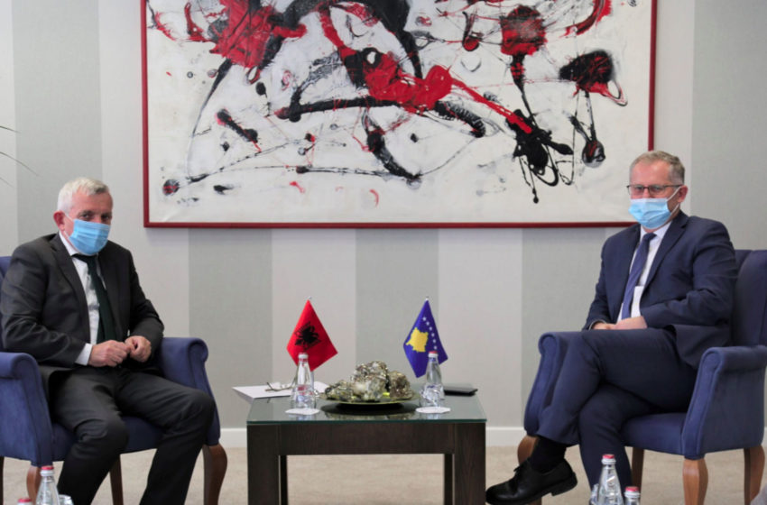  Zëvendëskryeminstri Besnik Bislimi priti në takim ambasadorin e Shqipërisë në Kosovë, Qemal Minxhozi