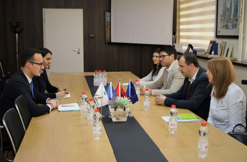  Kryetari Alban Hyeni pret në takim një delegacion nga Tetova, koordinohen për realizimin e projekteve të përbashkëta nëpërmjet fondeve të IPA-s
