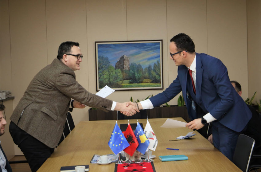  ​Kryetari i Gjilanit, Alban Hyseni nënshkruan marrëveshje bashkëpunimi me rektorin e UBT-së, Edmond Hajrizi