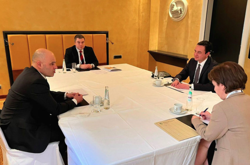  Kryeministri i Kosovës takohet me Kryeministrin e Maqedonisë së Veriut