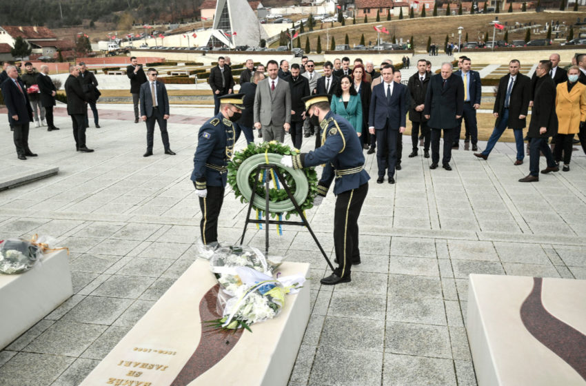  Kryeministri Kurti bën homazhe në Kompleksin Memorial “Adem Jashari”, te varri i ish-Presidentit Rugova dhe veprimtarit Demaçi