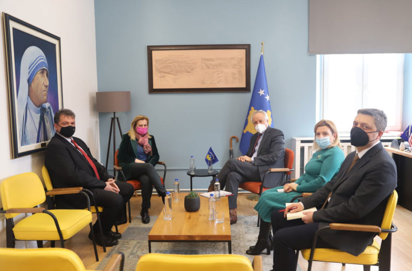  Ministri Rifat Latifi priti në takim deputeten shqiptare në Parlamentin e Kroacisë, znj. Ermina Lekaj Përlaskaj