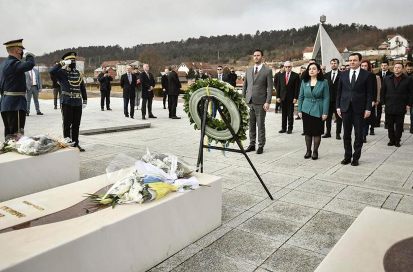  Presidentja Osmani bëri homazhe dhe nderoi Adem Jasharin, Ibrahim Rugovën dhe Adem Demaçin