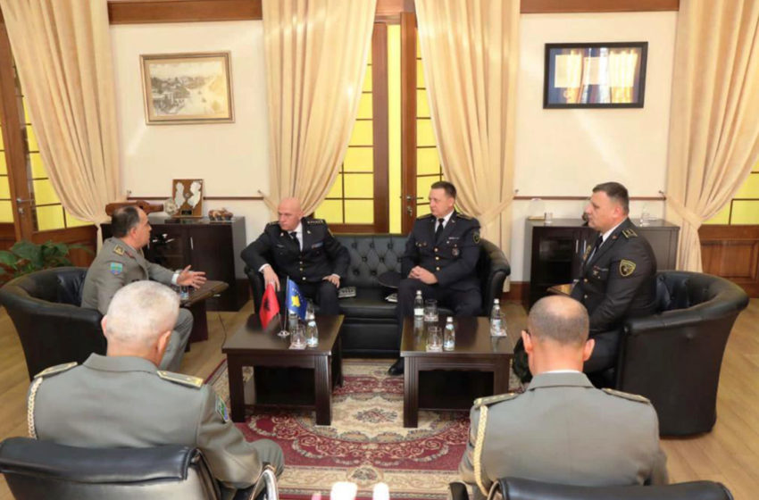 Gjeneral Jashari u prit me nderimet më të larta ushtarake në Tiranë nga homologu i tij Gjeneral Begaj