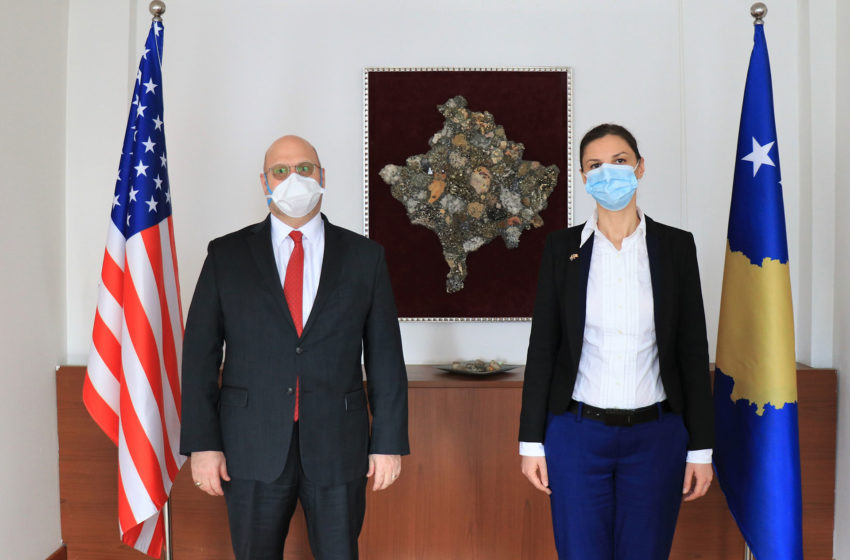  Ministrja Rizvanolli priti në takim Ambasadorin e ri të Shteteve të Bashkuara të Amerikës në Kosovë, Jeffrey M. Hovenier