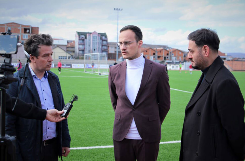 Kryetari i Gjilanit, Alban Hyseni, viziton punimet në modifikimin e stadiumit ndihmës, i cili po bëhet gati për zhvillimin e ndeshjeve të Superligës