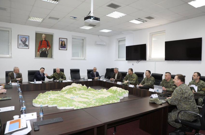  Gjeneral Jashari priti anëtarët e Komisionit Parlamentar për Çështjet e Sigurisë dhe Mbrojtjes