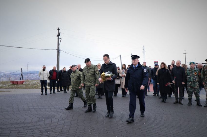  Kryetari Alban Hyseni bën homazhe te varrezat e dëshmorëve për nder të Epopesë së UÇK-së