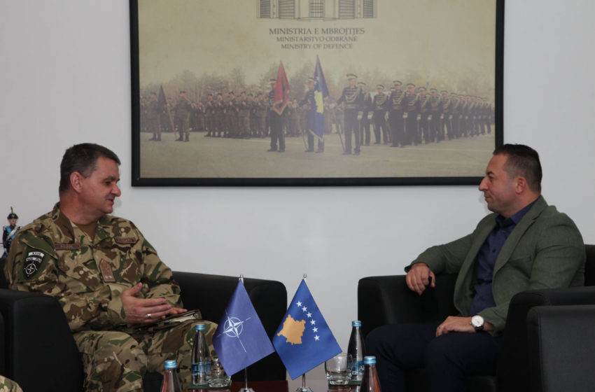  Ministri Mehaj priti në takim Komandantin e KFOR-it, Gjeneralmajor Ferenc Kajári