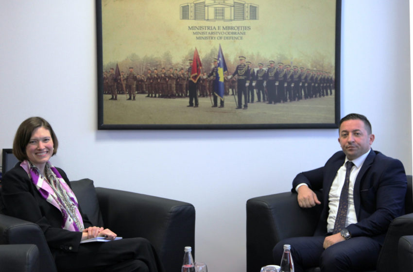  Ministri i Mbrojtjes Armend Mehaj, priti në takim Shefen e Operacioneve Aktuale të NATO-s, znj. Ariella Viehe