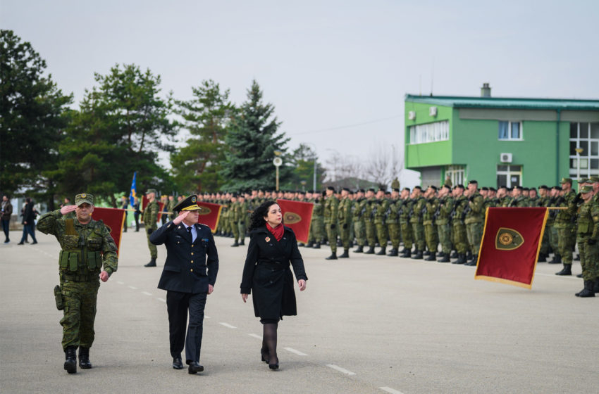  Presidentja Osmani mori pjesë në ceremoninë e Rreshtimit të Njësive Ushtarake të FSK-së me rastin e 24 vjetorit të Epopesë së UÇK-së