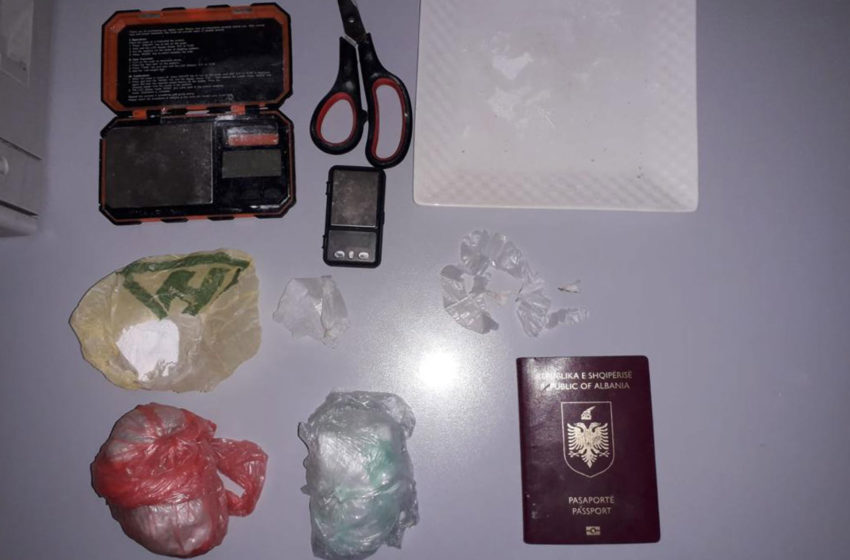  Policia arreston një të dyshuar dhe konfiskon 201.19 gram substance të dyshuar narkotike e llojit kokainë