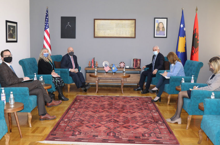  Ministri Xhelal Sveçla u takua me Ambasadorin e Shteteve të Bashkuara të Amerikës Jeff Hovenier 