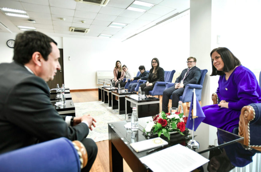  Kryeministri Kurti priti në takim udhëheqësit dhe një grup fëmijësh të Shoqatës “Down Syndrome Kosova”
