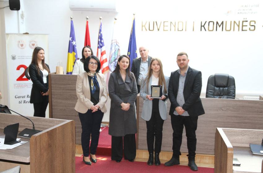  Nxënesja Viola Kastrati fituese e vendit të parë të garave të recituesve në “Flakadani i Karadakut 2022”