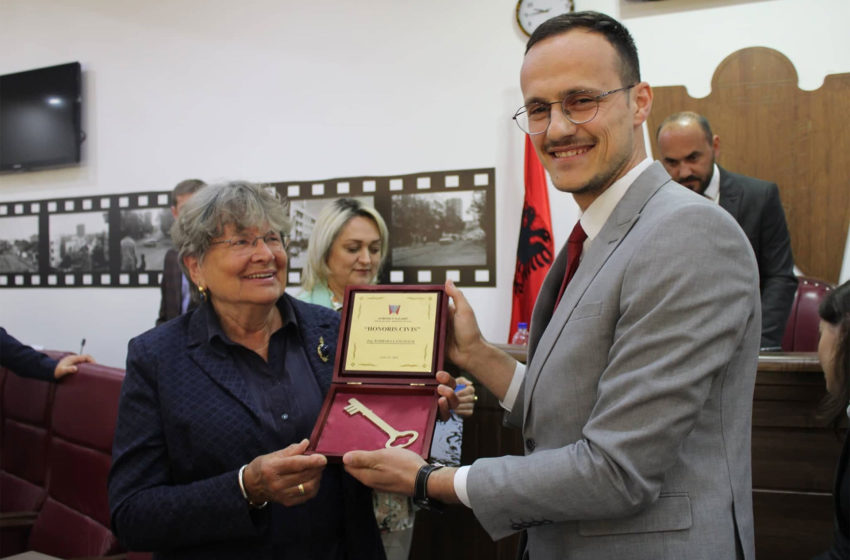 Kryetari i Gjilanit, Alban Hyseni i dorëzon titullin ‘Qytetare Nderi’ aktivistes dhe humanistes gjermane Barbara Langmack