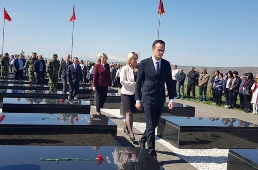  Kryetari Hyseni me bashkëpunëtorët bëjnë homazhe te varrezat e dëshmorëve në 23-vjetorin e Betejës së Zhegocit
