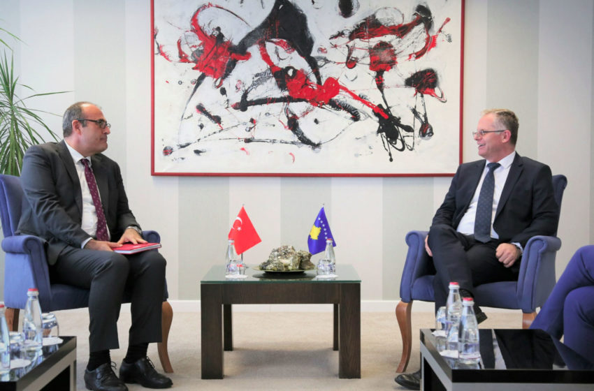  Zëvendëskryeministri Besnik Bislimi priti në takim ambasadorin e Turqisë në Kosovë, Çağrı Sakar