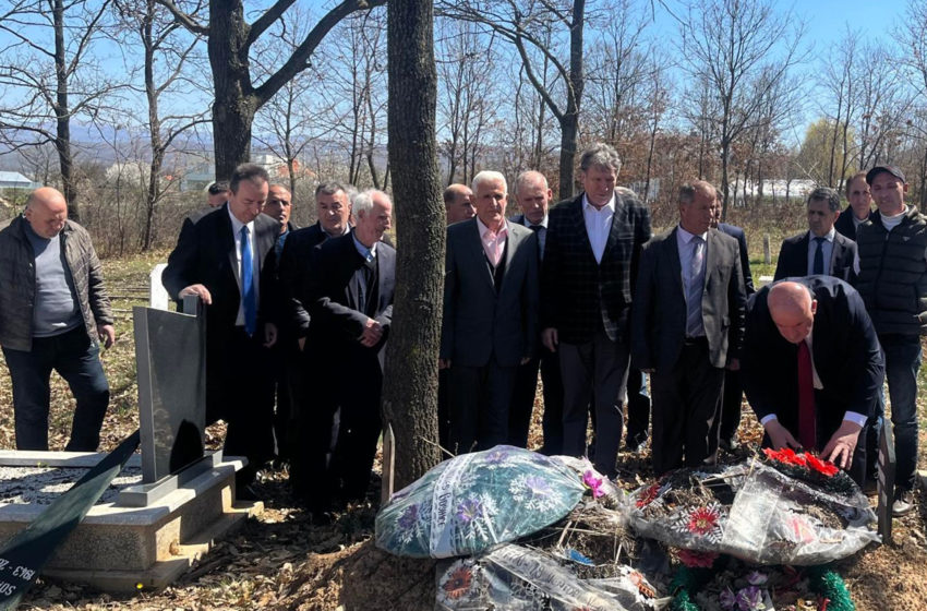  Kryetari Haliti vendosi kurora lulesh, kujton njëvjetorin e vdekjes së Avni Sokolit