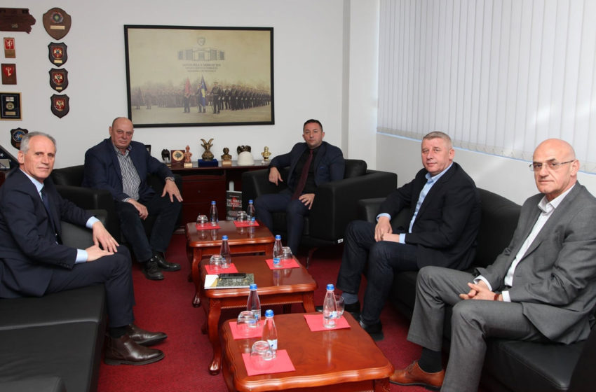 Ministri Mehaj priti në takim gjeneralët të FSK-së në pension, Agim Çekun, Sylejman Selimin dhe Kadri Kastratin