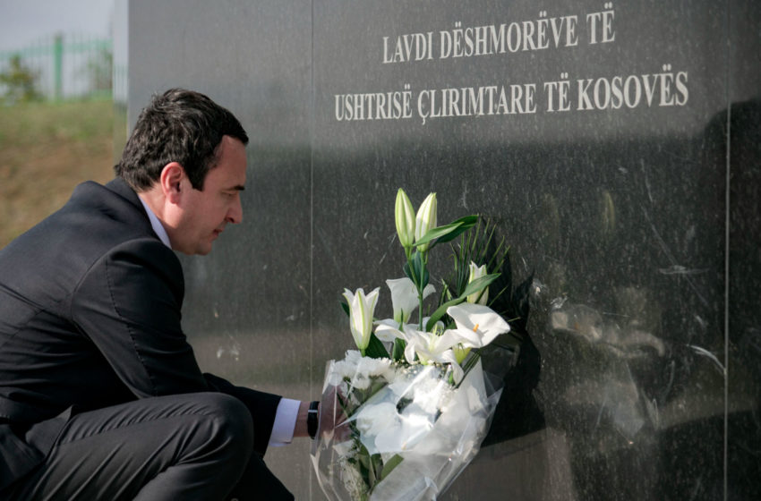  Në 23-vjetorin e rënies heroike të Ilaz Kodrës, kryeministri Kurti bëri homazhe dhe vendosi lule te Kompleksi Memorial në Marinë
