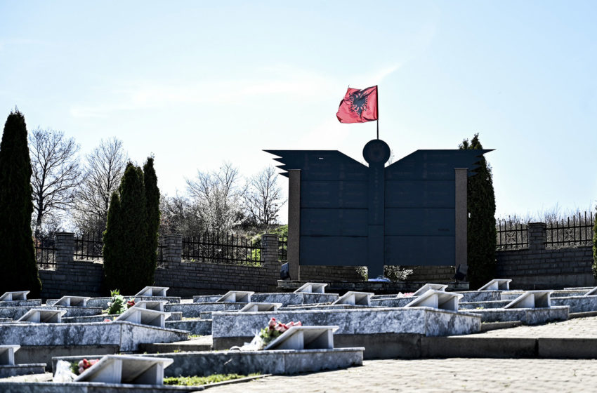  Presidentja Osmani përkujton Masakrën në Lagjen e Boshnjakëve në Mitrovicë dhe atë në Sllovi të Lipjanit