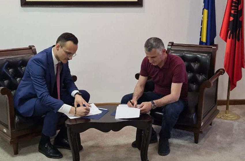  Kryetari Hyseni nënshkruan memorandum bashkëpunimi me Ministrinë e Infrastrukturës për bashkëfinancim të projekteve në vlerë prej 2.4 milionë euro