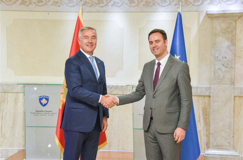  Kryetari i Kuvendit Glauk Konjufca priti në takim presidentin e Malit të Zi, Milo Gjukanoviq