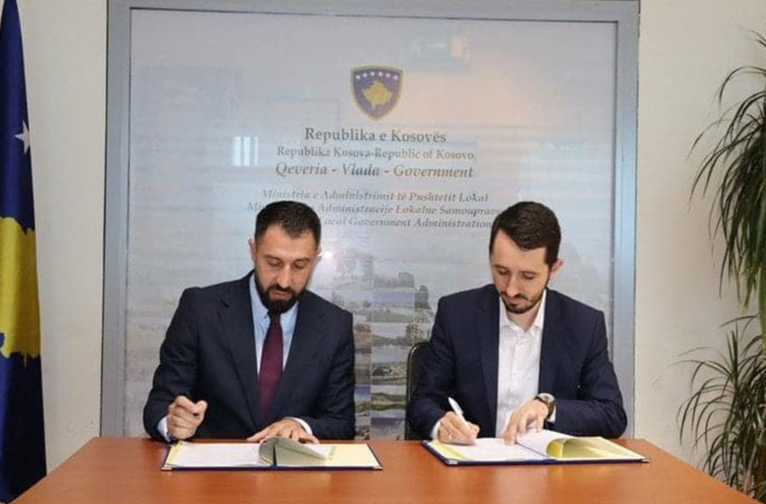  Kryetari Rahimaj nënshkruan marrëveshje bashkëpunimi me Ministrin Krasniqi për mbështetje infrastrukturore për komunitete
