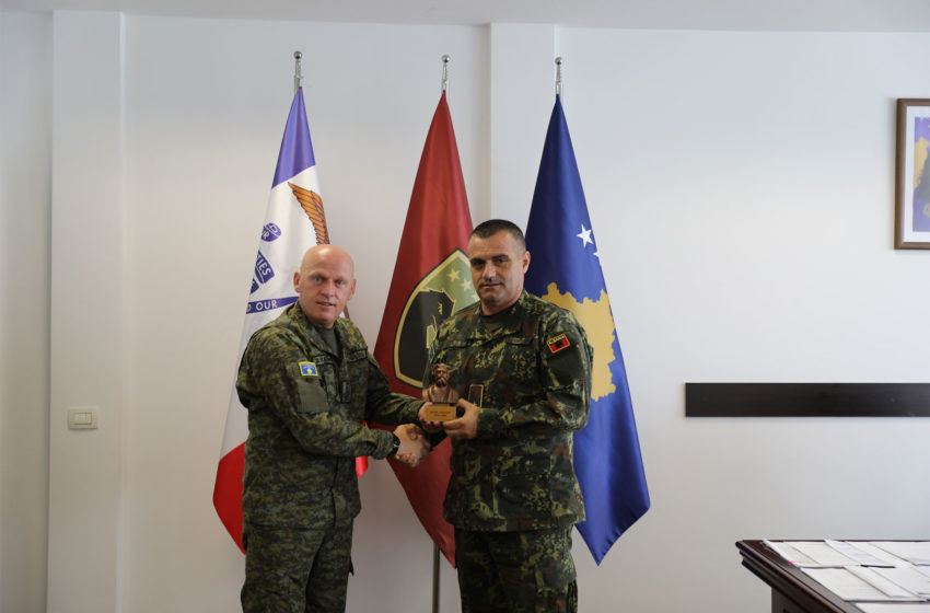  Komandanti i FSK-së, Gjenerallejtënant Bashkim Jashari mirëpret Komandantin e Forcave Tokësore të Republikës së Shqipërisë, Gjeneral brigade Arben Kingjin