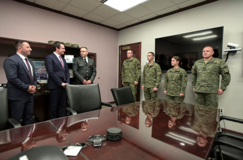  Kryeministri Kurti vizitoi kontingjentin e ushtarëve të FSK-së që po zhvillojnë trajnime në Iowa