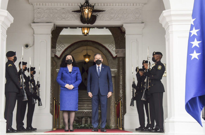  Presidentja Osmani u prit nga presidenti i Panamasë Laurentino Cortizo me nderime shtetërore