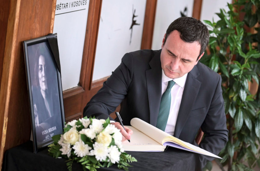  Kryeministri Kurti në homazhet për regjisoren Vjosa Berisha: Ka lënë trashëgimi të çmuar për kulturën tonë