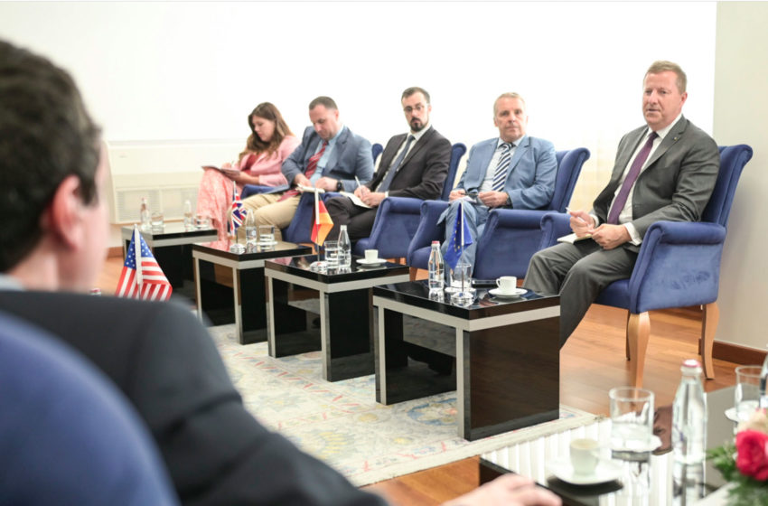  Kryeministri Kurti takoi ambasadorët e vendeve të Quint-it dhe shefin e Zyrës së BE-së në Kosovë