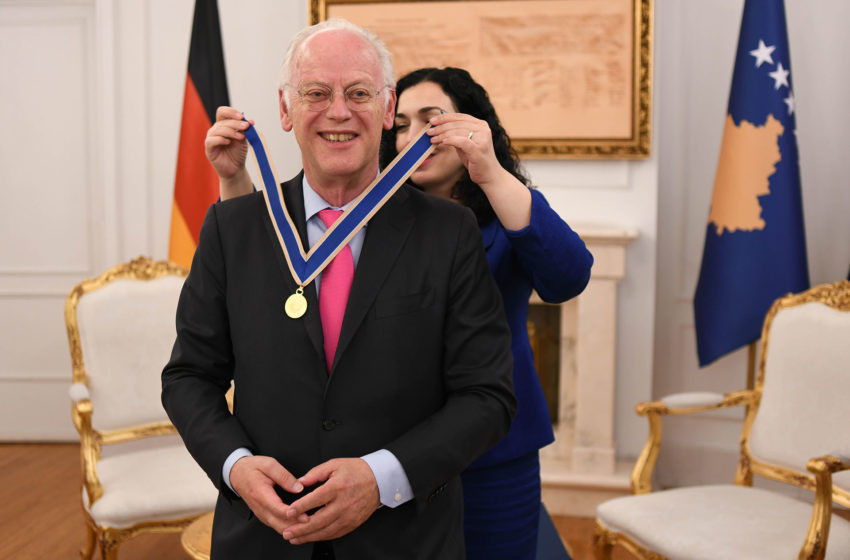  Presidentja Osmani ia dorëzon Medaljen Urdhri i Lirisë, ish-ministrit të Mbrojtjes së Gjermanisë, Rudolf Scharping