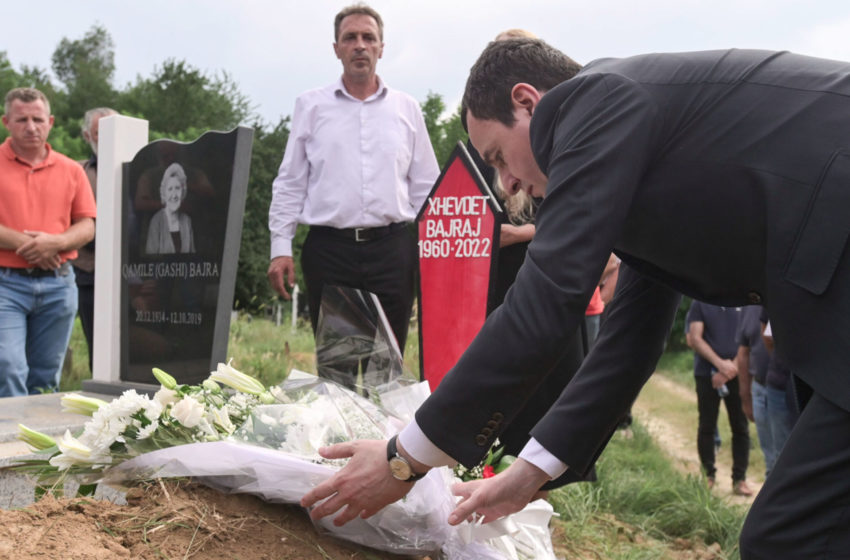  Kryeministri Kurti në ceremoninë e varrimit të Xhevdet Bajrajt: Poet dhe njeri i papërsëritshëm