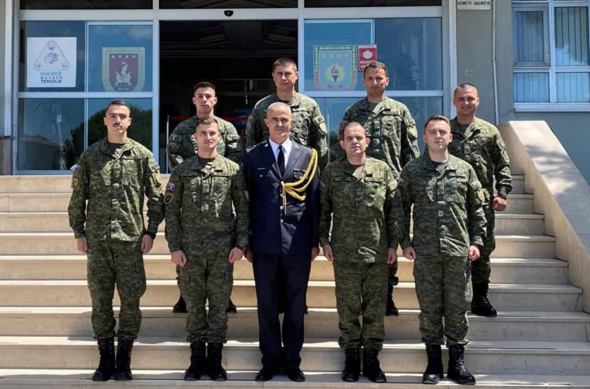 Në Shkollën Ushtarake të Gjuhëve të Forcave Tokësore të Republikës së Turqisë diplomuan tetë pjesëtarë të FSK-së