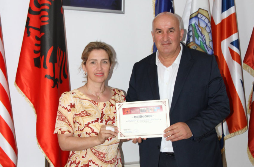  Kryetari Haliti nderohet me mirënjohje nga Radio Kosova e Lirë