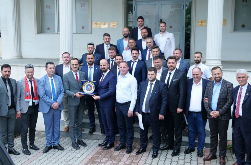  Kryetari Hyseni pret një grup biznesmenësh nga Turqia, i njofton për mundësitë dhe potencialet që ofron Gjilani për investitorët e huaj