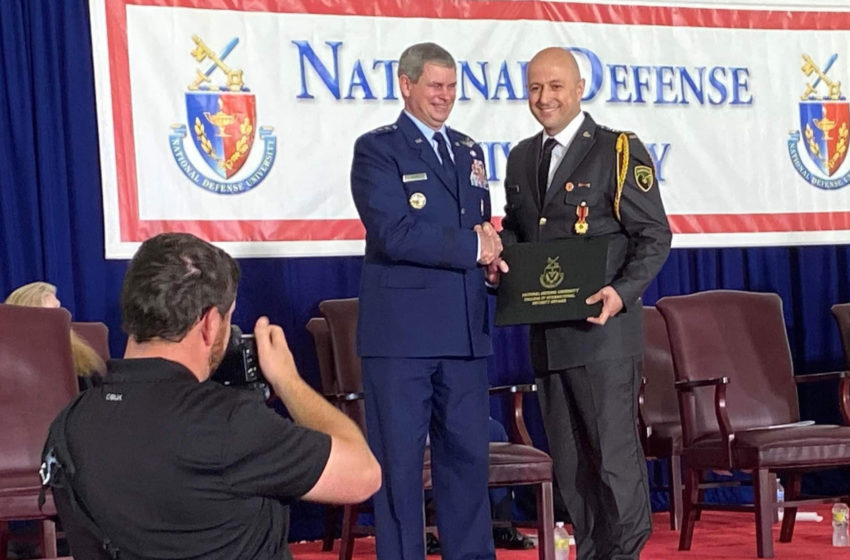  Kolonel Ahmet Ajeti diplomoi në Universitetin e Mbrojtjes Kombëtare në SHBA