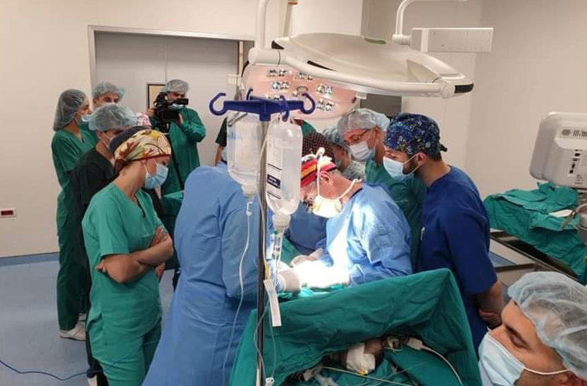  Në Klinikën e Kirurgjisë së Fëmijëve janë kryer 8 operacionet e para të fëmijëve nga profesori nga Australia, Paddy Dewan