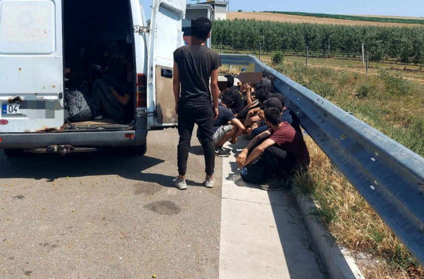  Policia ndali furgonin me 34 persona, shtetas të huaj