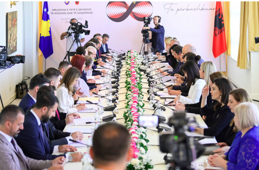  Në mbledhjen e  përbashkët të Qeverisë së Kosovës dhe asaj të Shqipërisë u nënshkruan këto marrëveshjeve ndërqeveritare